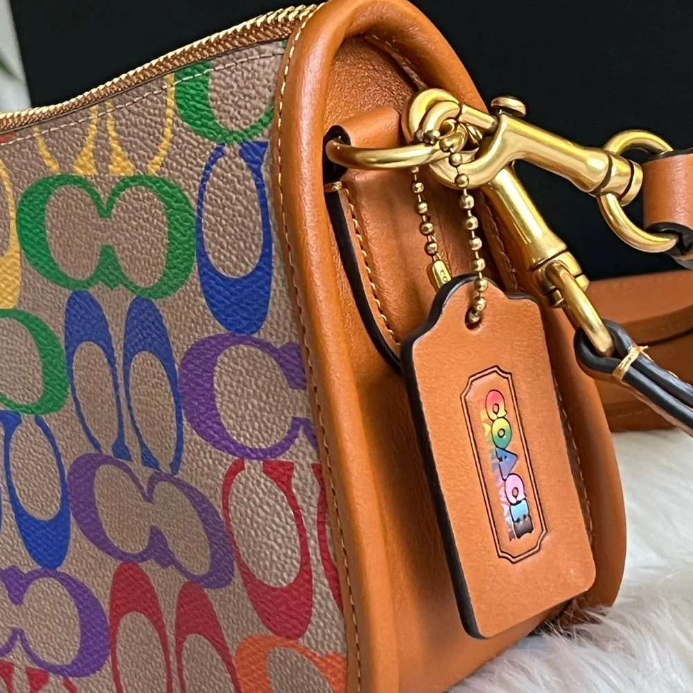 CA100 - Coach Swinger in Rainbow Signature Canvas - Picture 4 of 12